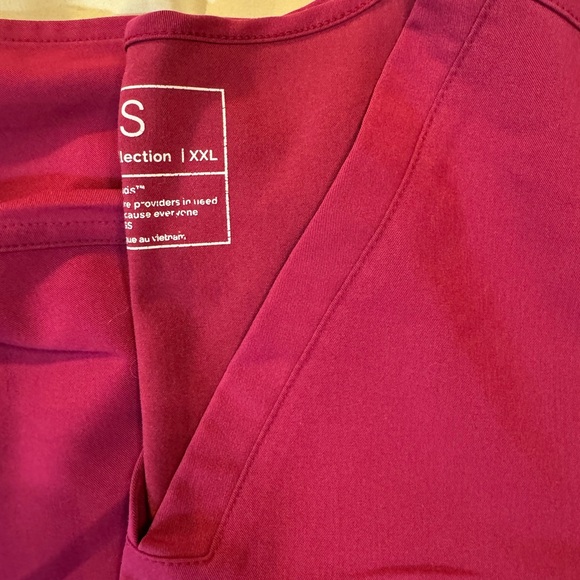FIGS NWT Dark Magenta Scrub Set - Picture 4 of 5